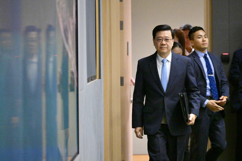 特首李家超行會前見記者。 特首李家超行會前見記者。