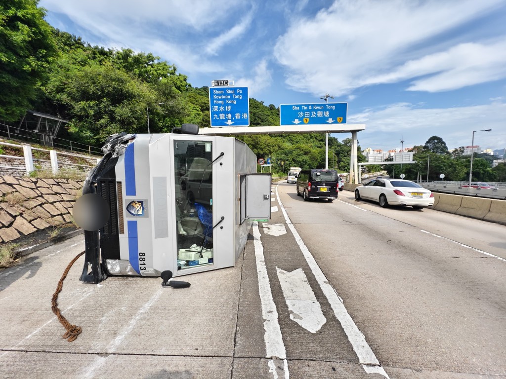 解款車翻側3人傷。