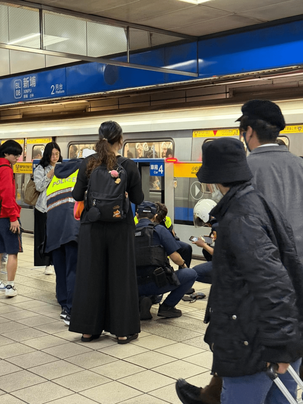 台警到場將女子制服帶走，並將傷者送院。 網圖