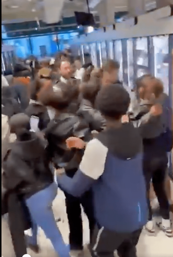 警方其后派遣约 100 名警员到场执法，期间爆发激烈冲突，导致 4 名警员及 1 名市民受伤。