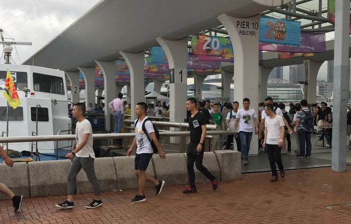 遼寧艦官兵分乘坐官方安排的接駁船，到中環10號碼頭落船。