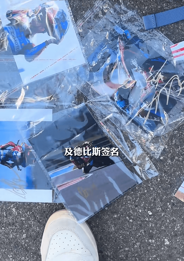 張雪帶一眾員工赴意觀賽，慘遭偷竊。微博