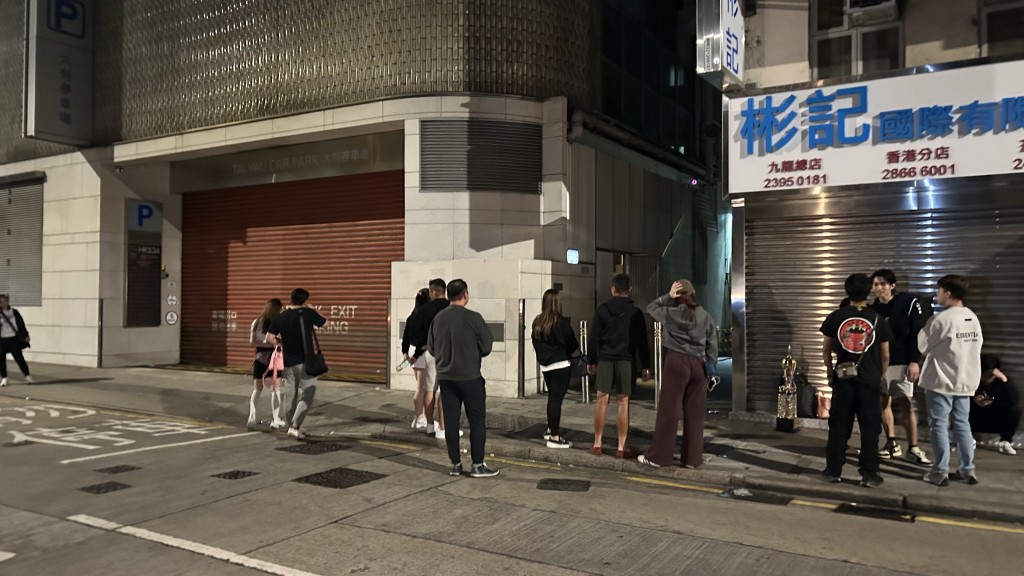 大批車主未能將車駛走。蔡楚輝攝 大批車主未能將車駛走。蔡楚輝攝