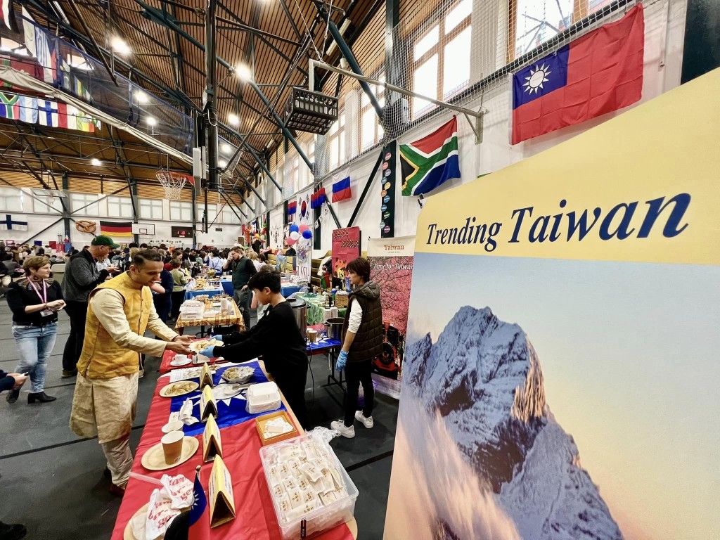 劉世忠和兒子「行銷台灣」的攤位把「國旗」當桌布。