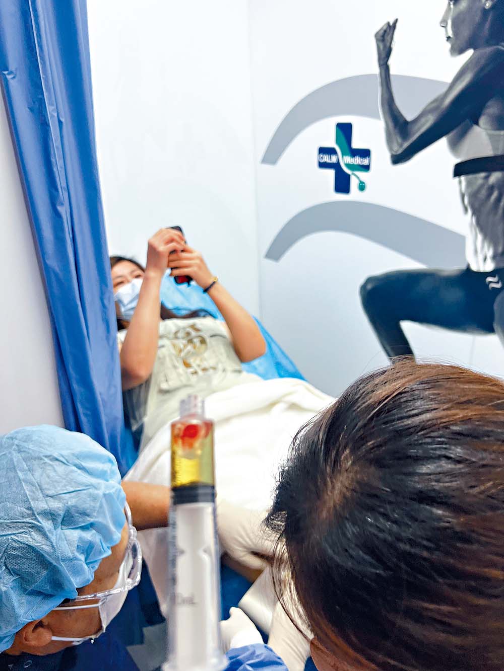 細妹雙腳痛楚比家姐阿Dee嚴重，在左腳打第二針時，毅然決定為右腳先作保護關節。