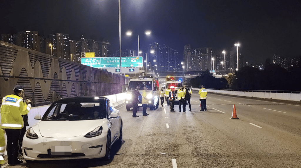 白色Tesla收掣不及，撞到電單車。黎志偉攝