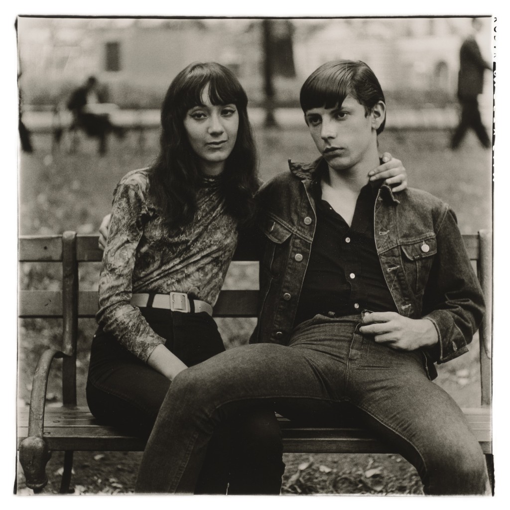 黛安．阿巴斯《在華盛頓廣場公園長凳上的年輕情侶，紐約市，1965年》。