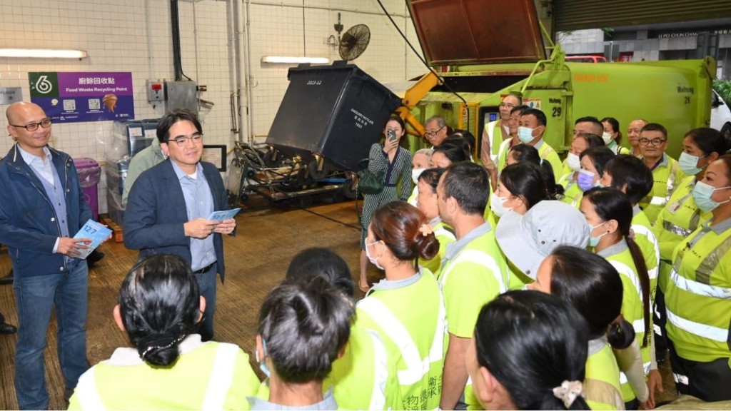 食環署署長吳文傑及副署長日前訪中西區及離島區,向前線員工派發立法會選舉單張。食環署fb