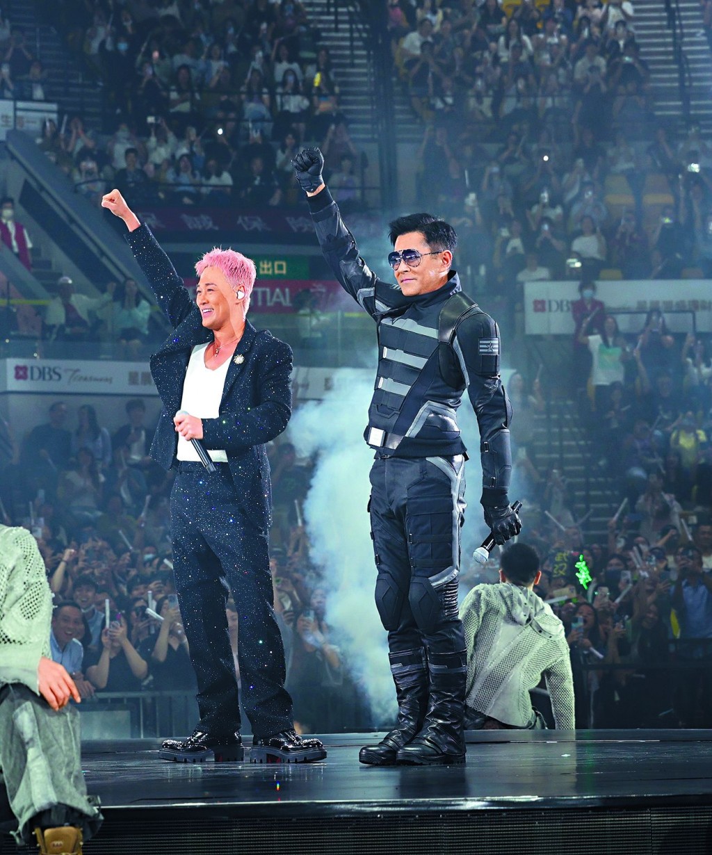 林峰5月红馆《Go With The Flow》个唱尾场，古天乐以「香港队长」造型担任嘉宾。 