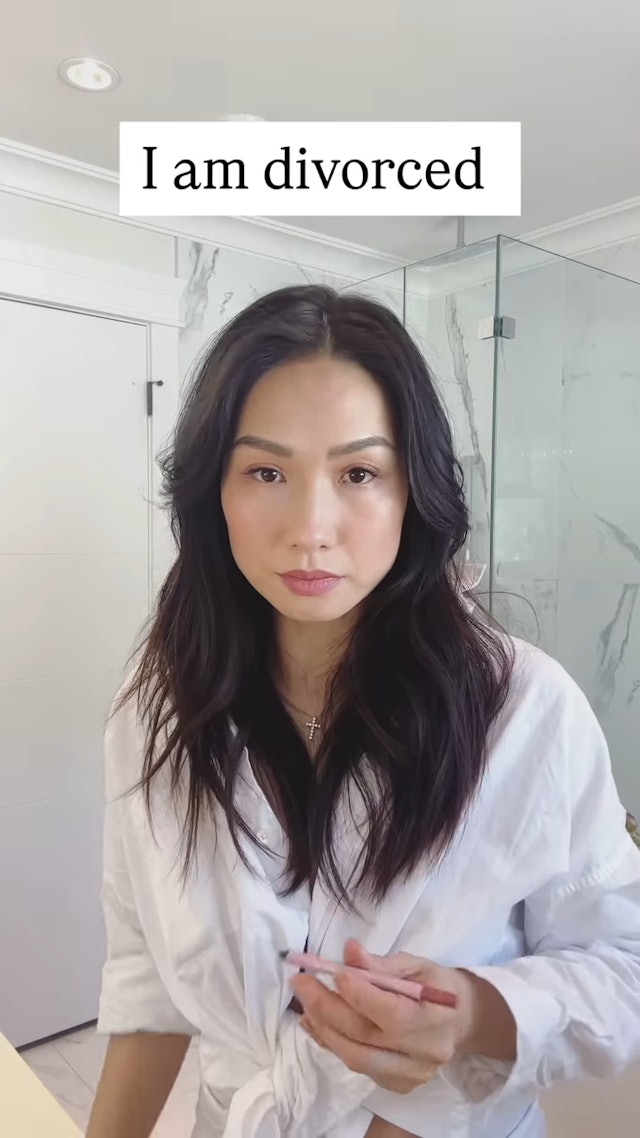 袁彩雲早前曾一臉嚴肅拍片表示:「我離婚了」。 袁彩雲早前曾一臉嚴肅拍片表示:「我離婚了」。