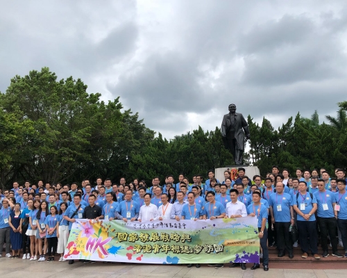 香港青年代表團瞻仰鄧小平塑像。本報記者攝