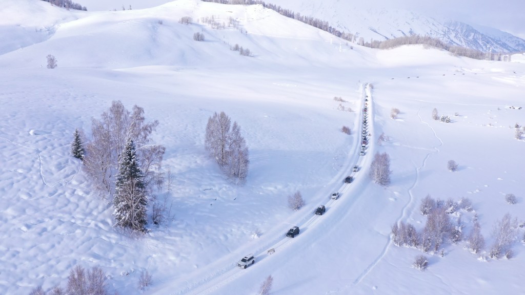 喀納斯景區大雪導致通往外界道路阻斷。 新華社