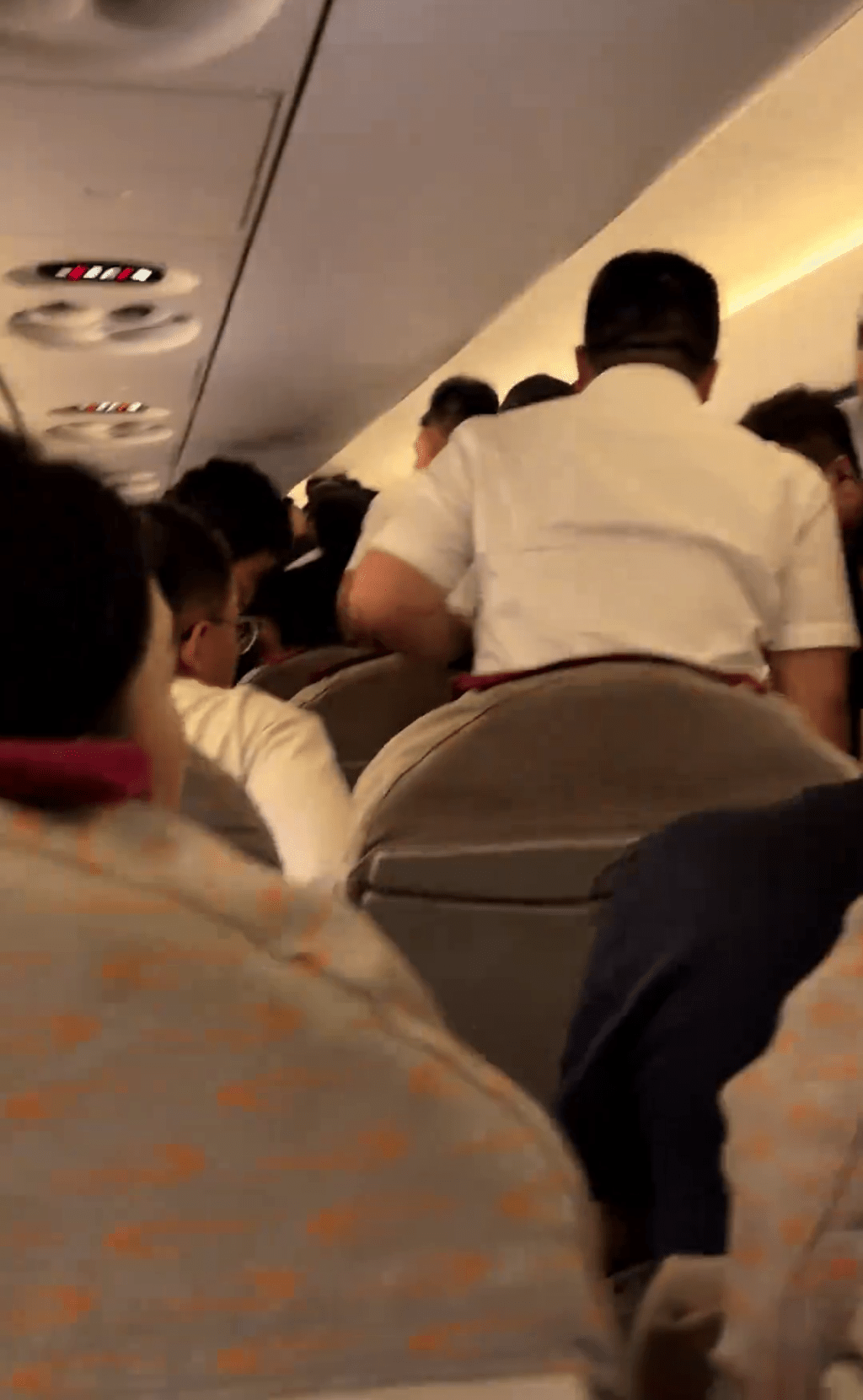 機上乘客被緊急疏散。 機上乘客被緊急疏散。