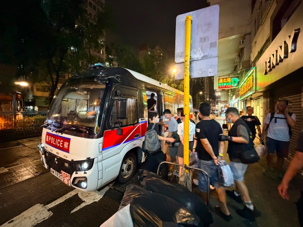深水埗警搗破多個懷疑釣魚機賭場 拘捕25人 檢數十部釣魚機及賭款。警方提供 深水埗警搗破多個懷疑釣魚機賭場 拘捕25人 檢數十部釣魚機及賭款。警方提供