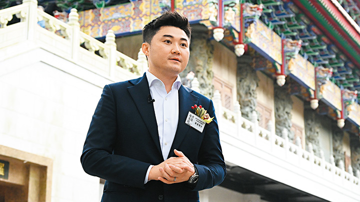 星島新聞集團執行董事兼行政總裁蔡晋博士表示，集團會透過線上線下不同平台， 向香港和全世界介紹寶蓮禪寺首辦的荷花展。