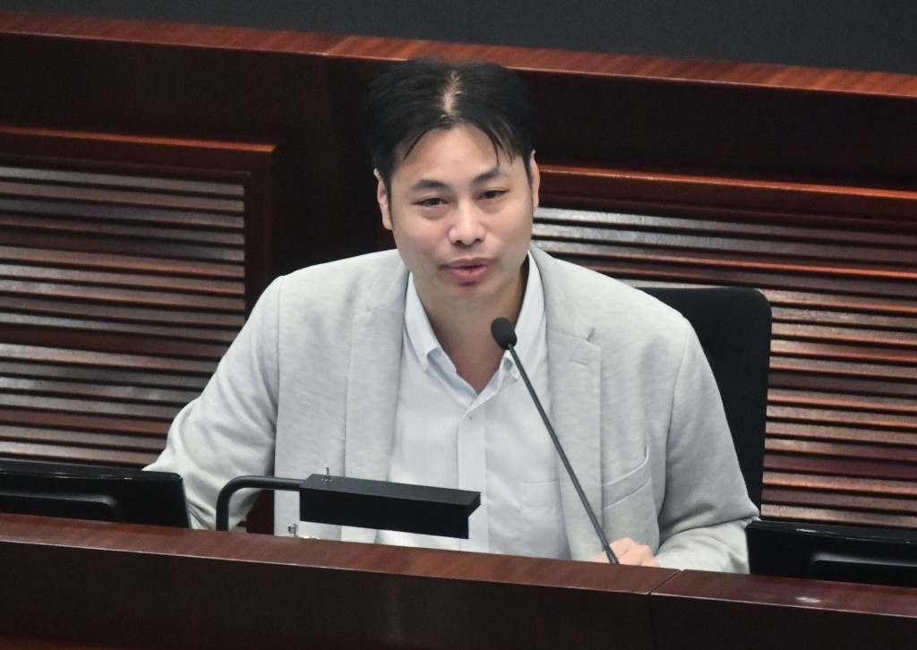 何俊賢認為，若進行公眾諮詢，可能導致法例無法在年內通過。