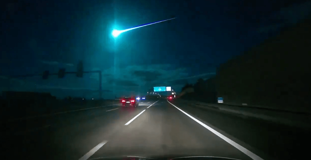 在黑漆的公路上空，突然從右至左劃過一道「流星」，由本來微弱的光束，慢慢變成耀眼的藍光。