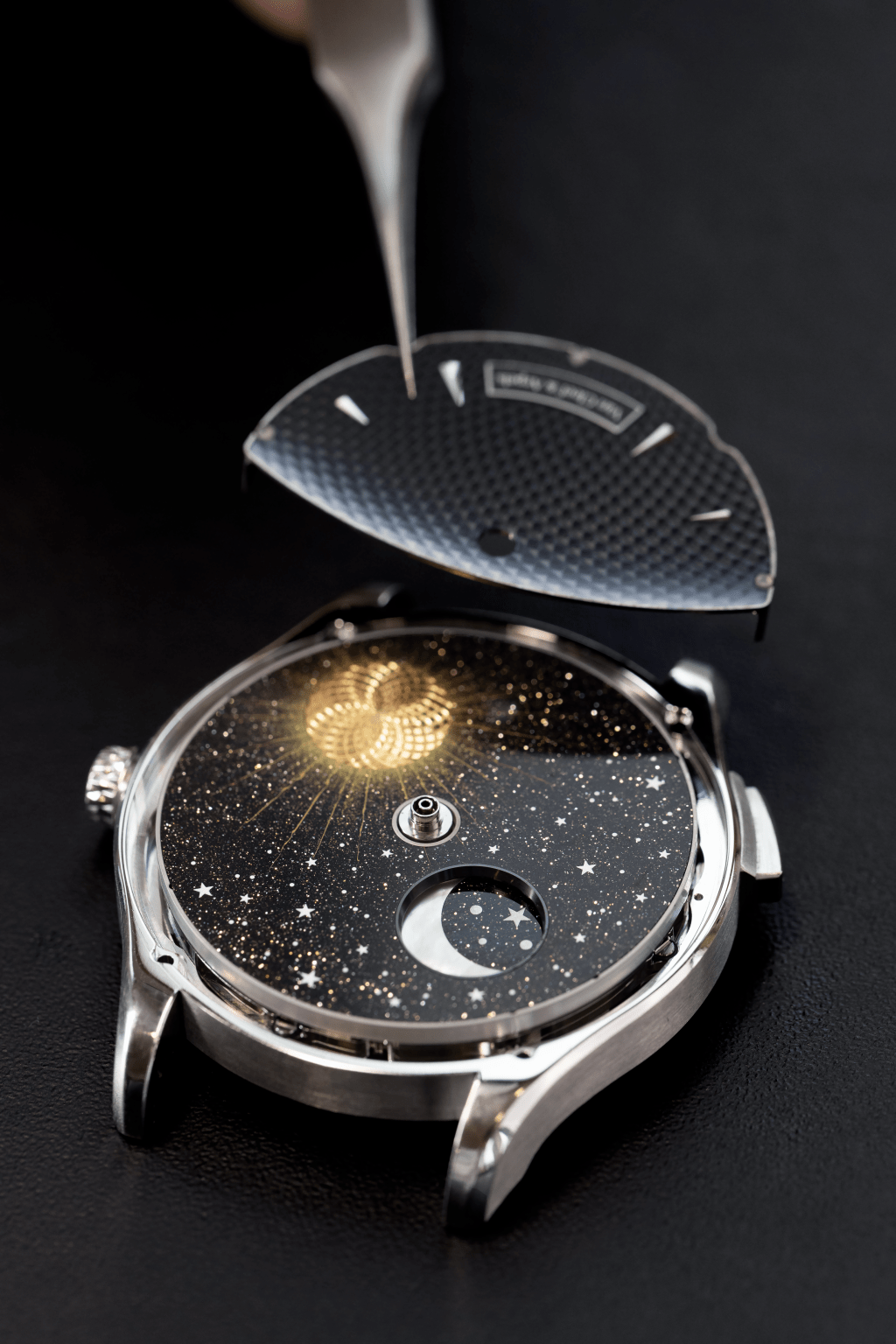 Van Cleef & Arpels Midnight Jour Nuit Phase de Lune,透過多層式錶盤展示日夜和月相盈虧。 Van Cleef & Arpels Midnight Jour Nuit Phase de Lune,透過多層式錶盤展示日夜和月相盈虧。