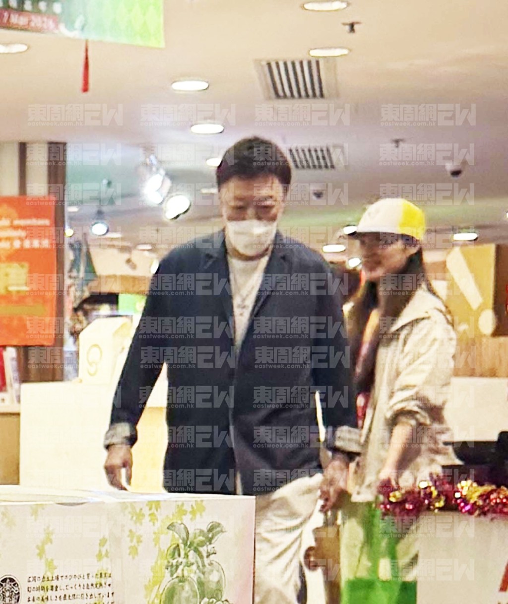 年輕索女對Philip心心眼，目測比他年輕50年。（《東周刊》提供圖片）。