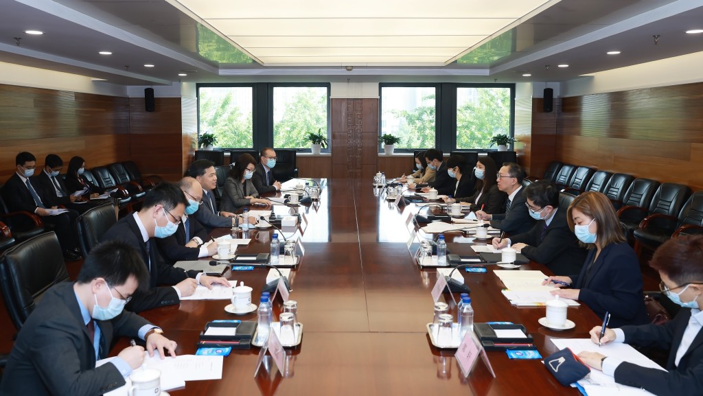 林定国（右四）昨日在北京拜访商务部，与商务部副部长盛秋平（左四）会面。
