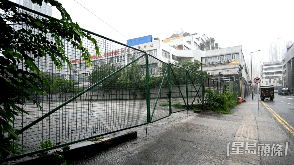 资料显示，同区对上一幅批出住宅地，为今年7月由新地以6.19亿、力压10财团投得的毗邻沙田小沥源源顺围（沙田市地段第623号），当时每尺楼面地价3952元。