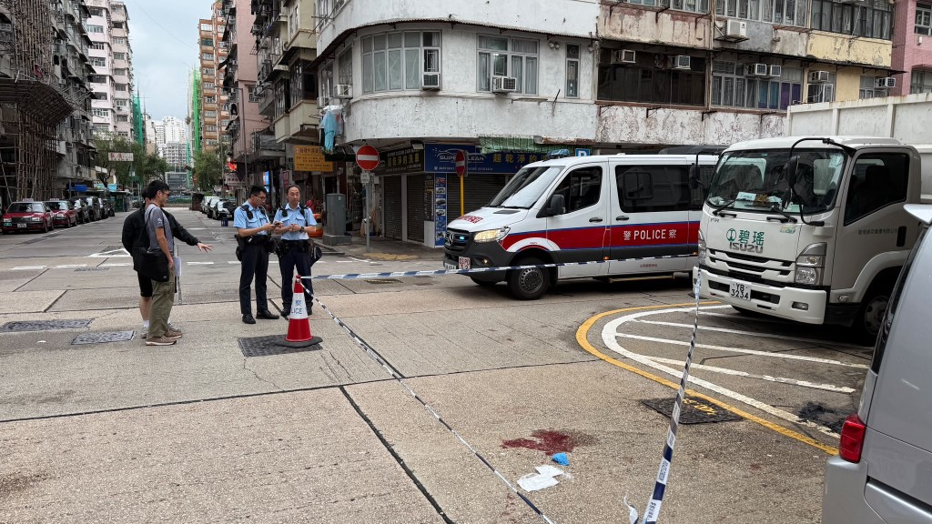 深水埗鴨寮街男子捱斬 左腳及手肘受傷送院 警追緝兇徒。