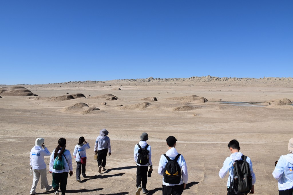 学员在青海冷湖火星营地探究地形。政府新闻处