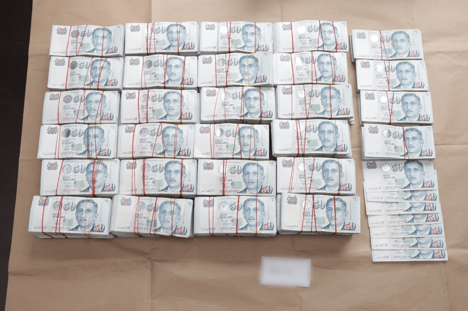 新加坡警方破洗黑钱案，起出大量现金。新加坡警方
