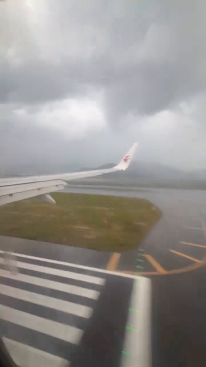 由於受天氣影響，航班在空中兜圈1小時，女 乘客心驚驚擔心發生九霄驚魂，坦言「真係 有諗過寫定last words（遺書）」，不過最後 因為一事而決定改寫另一封信。Threads截圖