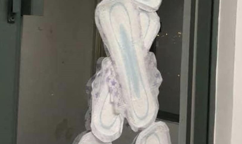 網上流傳的衛生巾貼玻璃窗防風照片。網上截圖