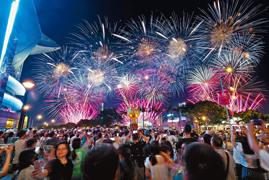 國慶煙花匯演睽違5年再在維港上演，大批市民及遊客逼爆兩岸觀賞。