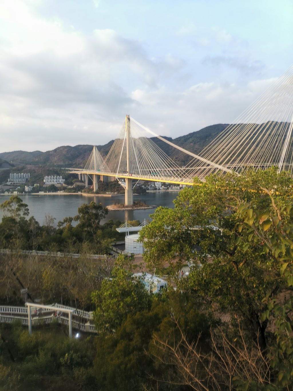 藍天白雲下，能清楚看見汲水門大橋。