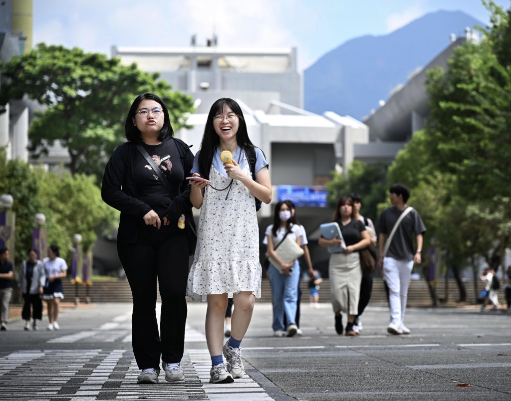 今年起资助大学的本地本科生学费增至4.45万元。 资料图片