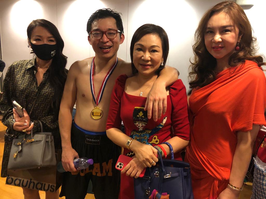 林作媽咪率多位姨媽入後台支持兒子。