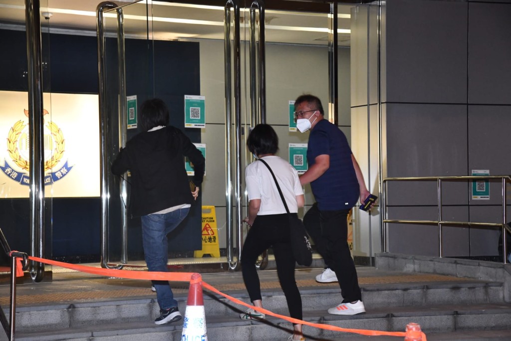 陳朗昇陪同區家麟親友入葵涌警署。