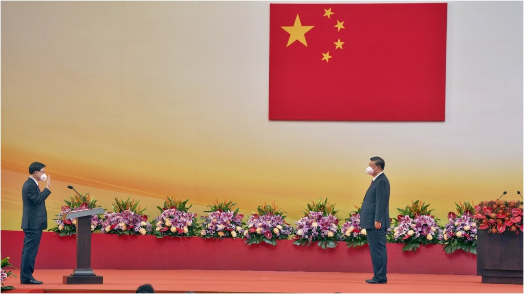李家超(左)在今年7月宣誓就職。右為國家主席習近平。資料圖片
