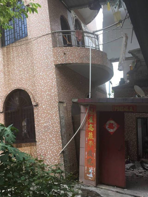 樓房地基都暴露在外。網圖