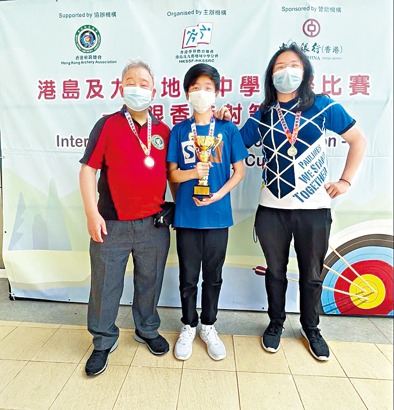 余知霖（中）一年間進步驚人，領軍取下丙組團體賽亞軍。