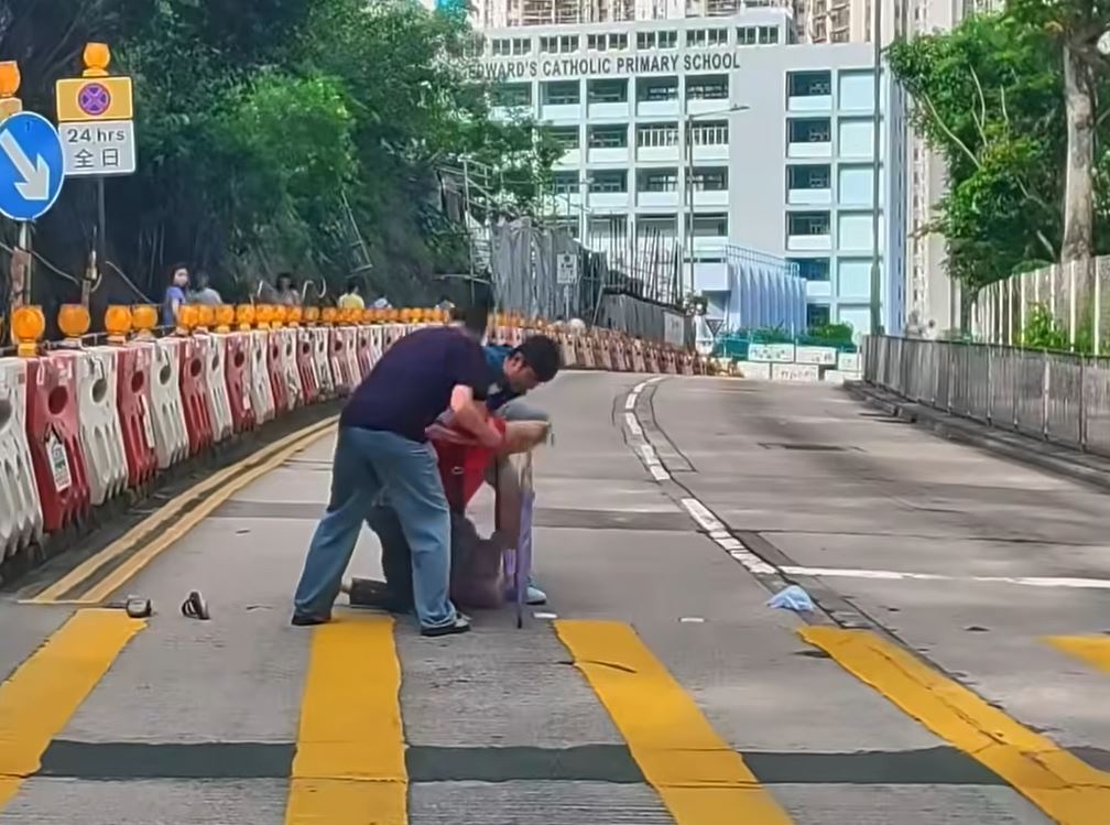 兩男左右兩邊合力將婆婆扶起。fb「車cam L（香港群組）」影片截圖