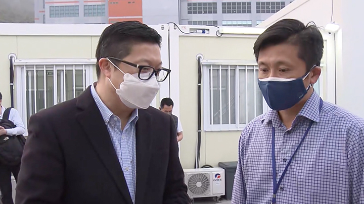 保安局局长邓炳强下午巡视青衣方舱医院。