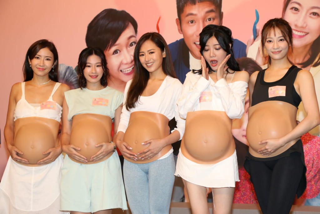 利穎怡、葉蒨文及吳沚默等戴道具扮大肚婆。