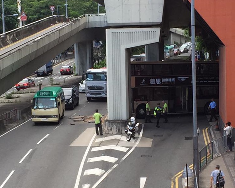 巴士車頭嚴重損毀。圖:突發事故報料區