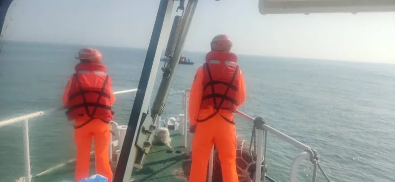台湾海警在现场调查。