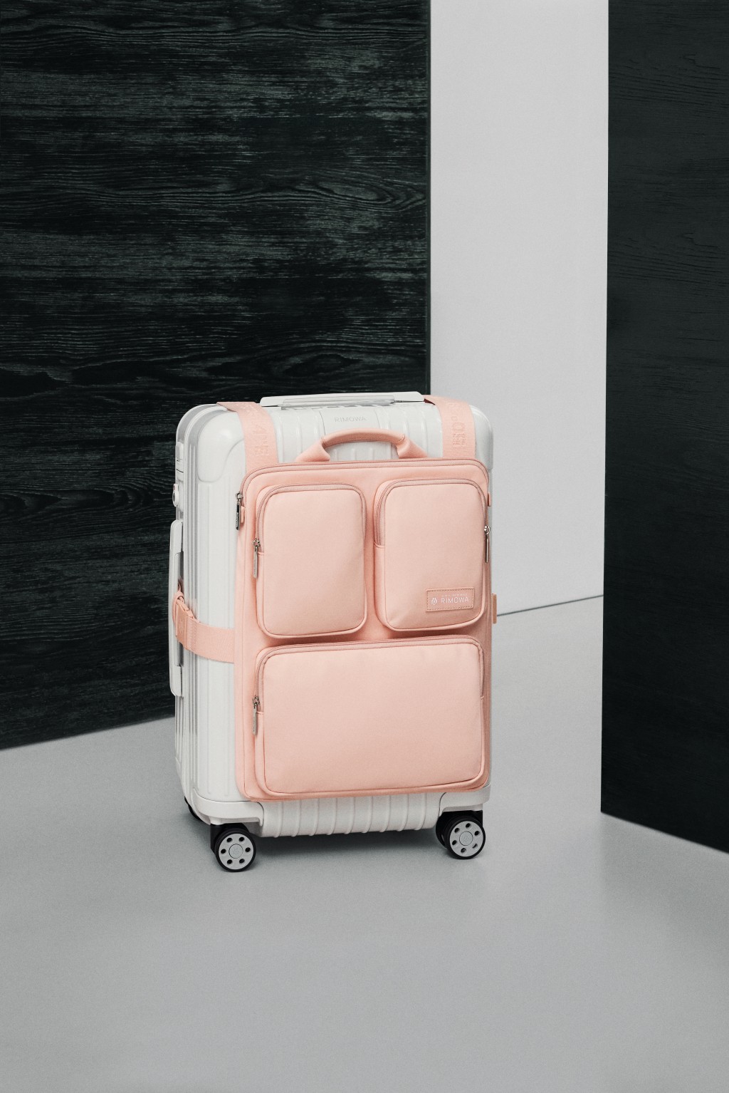 Rimowa花瓣粉色Harness行李掛袋/$4,250，不同大小間隔可妥善存放隨身物品。