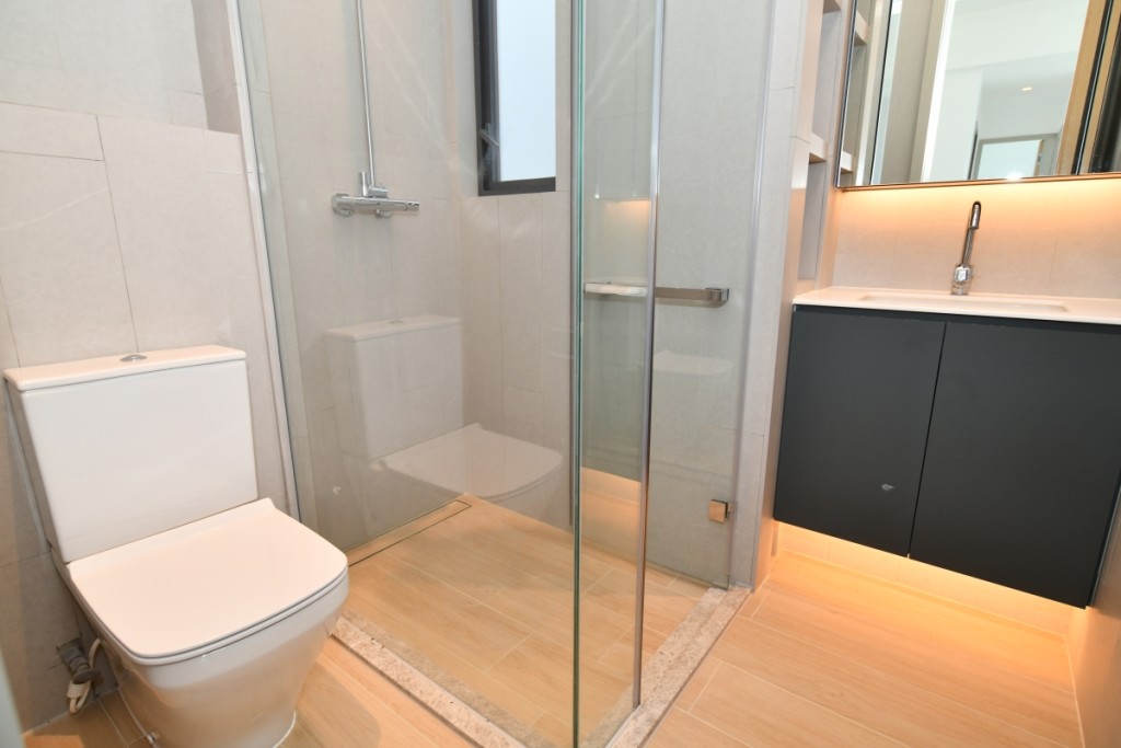 浴室選用淋浴間設計，設有窗戶有利排走濕氣。（29樓A室）