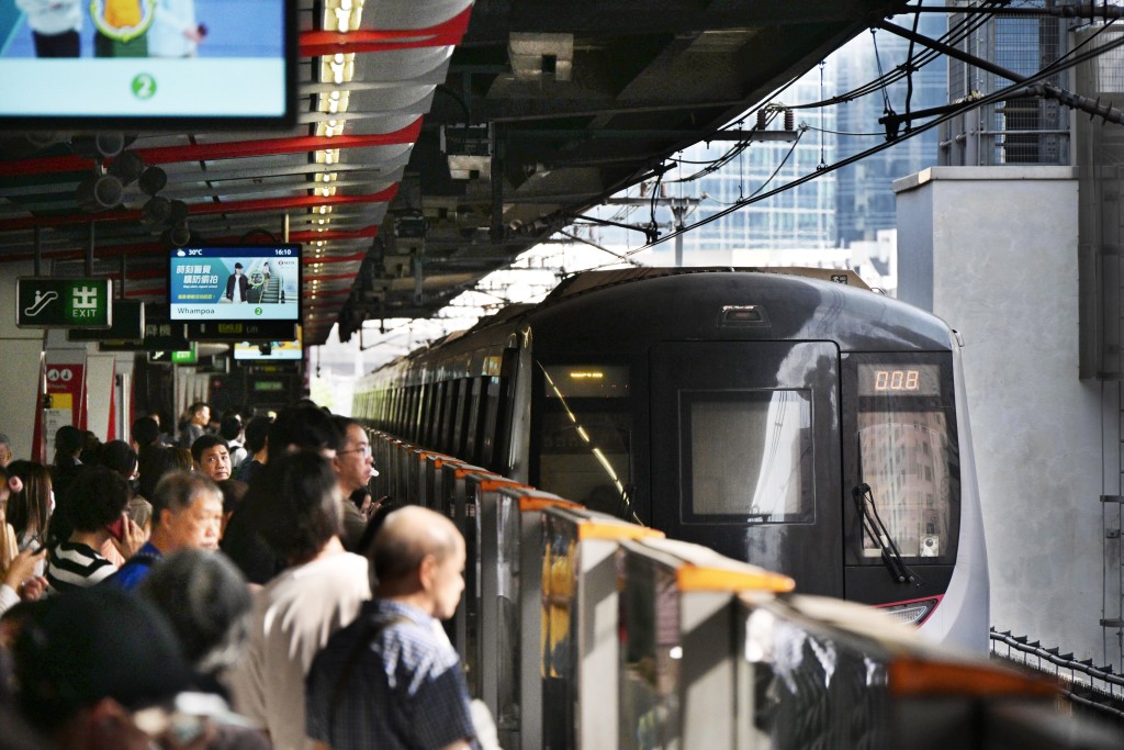 現時重鐵網絡 （機場快綫除外）每個車站已配備起碼兩部提供感應式卡支付功能的出入閘機。