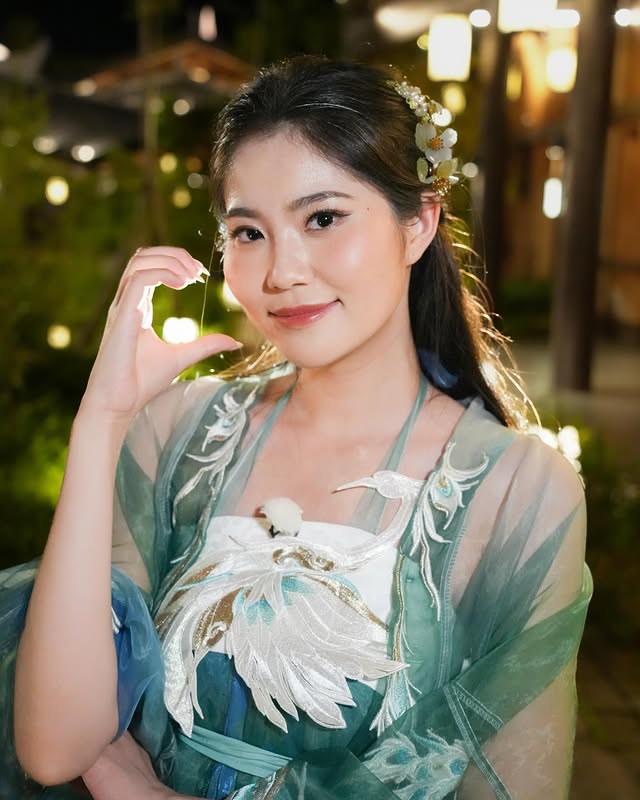 鄧匡閔穿上漢服拍攝時顯得特別投入與享受。 鄧匡閔穿上漢服拍攝時顯得特別投入與享受。
