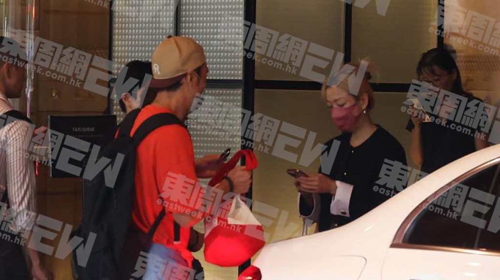 許志安與老婆鄭秀文(Sammi)被發現在銅鑼灣低調現身。(《東周刊》圖片) 許志安與老婆鄭秀文(Sammi)被發現在銅鑼灣低調現身。(《東周刊》圖片)