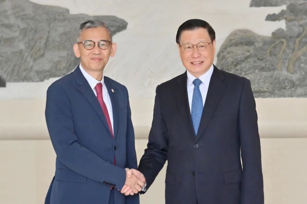 最高人民檢察院檢察長應勇(右)在北京會見胡英明(左), 盼進一步深化刑事司法合作。