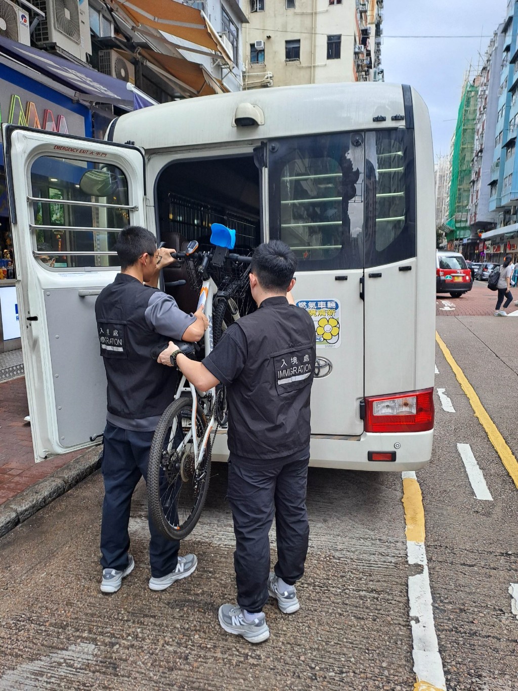 怀疑非法劳工送外卖时所用之自行车。政府新闻处图片